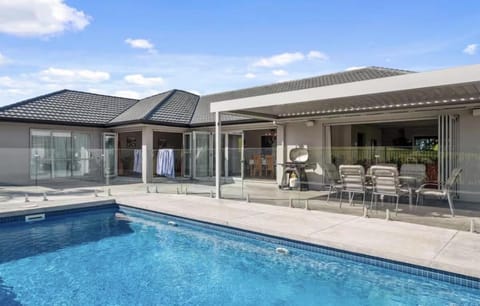 Property building, Patio, Day, Pool view, Swimming pool, sunbed