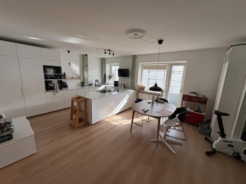TV and multimedia, Kitchen or kitchenette, Dining area, stove