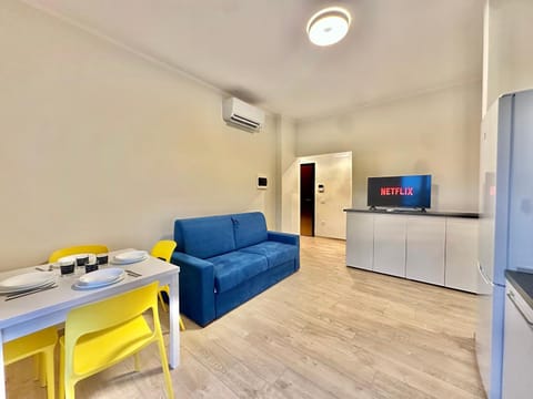 Communal lounge/ TV room, TV and multimedia, Kitchen or kitchenette, Living room, Seating area, Dining area, Evening entertainment, air conditioner