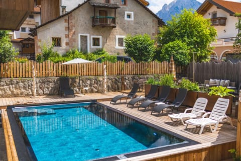 Property building, Patio, Day, Natural landscape, Garden, Garden view, Mountain view, Pool view, Swimming pool, sunbed