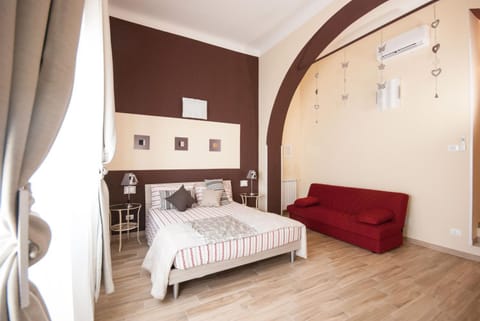 Bed, Other, Other, Photo of the whole room, Decorative detail, Decorative detail