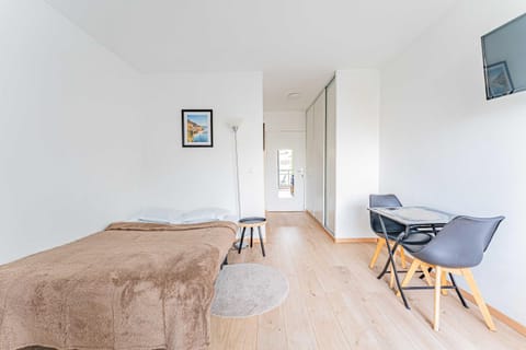 Bed, TV and multimedia, Bedroom
