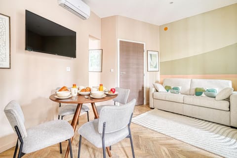 Dining area, Food