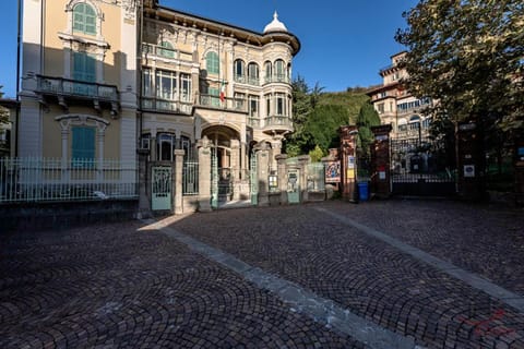 Nearby landmark, Day