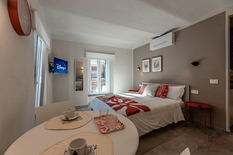 Bed, TV and multimedia, Living room, Photo of the whole room, Bedroom, towels, air conditioner