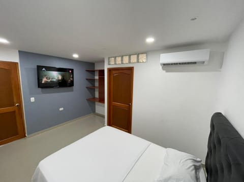 Bed, TV and multimedia, Photo of the whole room, Bedroom, air conditioner