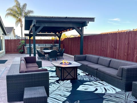 Property building, Patio, Day, View (from property/room), Balcony/Terrace, Seating area, Dining area