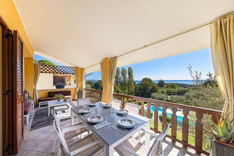 Balcony/Terrace, Dining area, Garden view, Lake view, Pool view