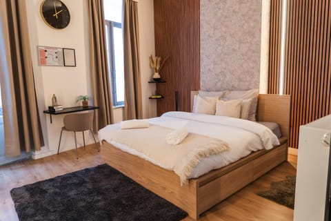 Bed, Seating area, Bedroom