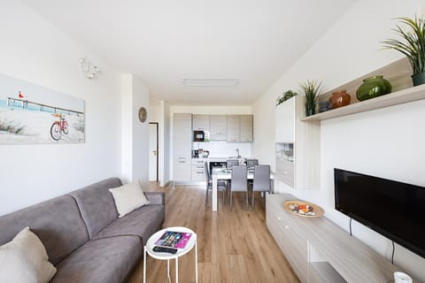 Communal lounge/ TV room, TV and multimedia, Living room, Dining area