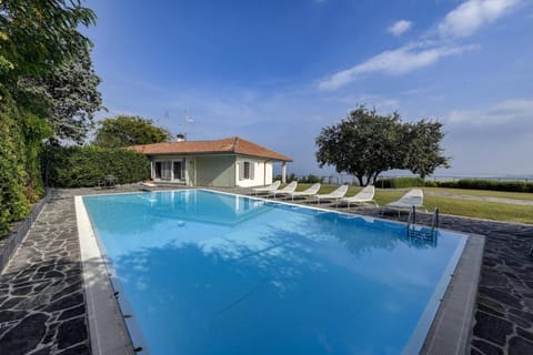 Swimming pool, sunbed