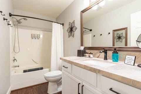 CLEANEST Home with 3 Queen Beds, Private Yard, Activities House in Coeur dAlene