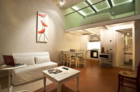 Coffee/tea facilities, Kitchen or kitchenette, Living room, Seating area