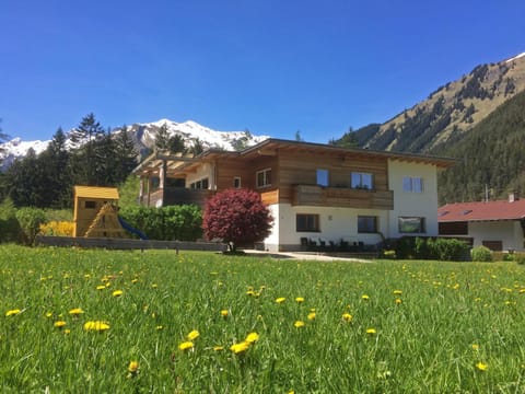 Facade/entrance, Spring