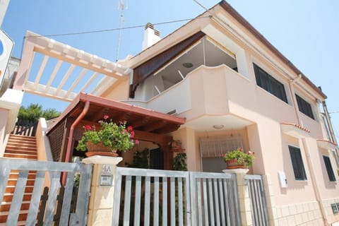 Facade/entrance, Neighbourhood, Photo of the whole room