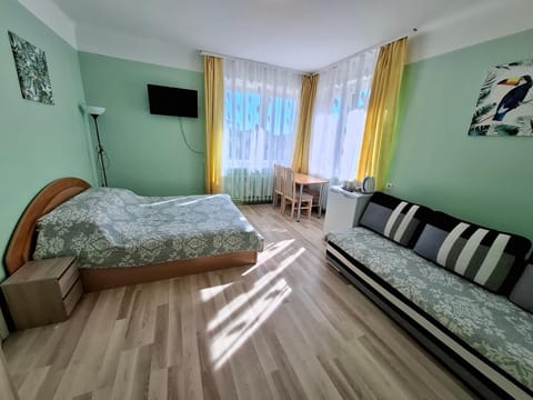 Bed, TV and multimedia, Photo of the whole room, Dining area