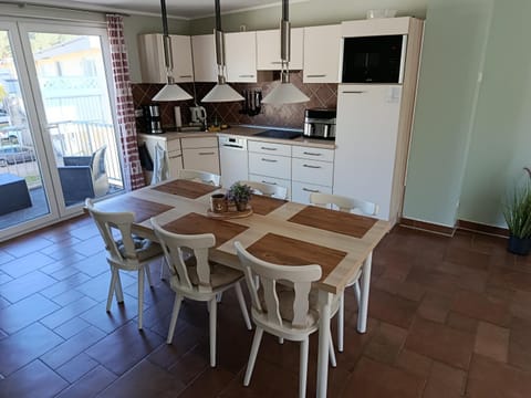 Kitchen or kitchenette, Dining area, Communal kitchen, dishwasher, stove, kitchen