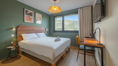 Bed, TV and multimedia, Bedroom, towels
