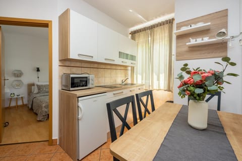 Kitchen or kitchenette, Dining area