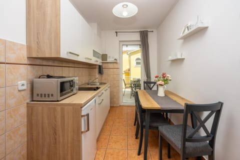 Kitchen or kitchenette, Dining area