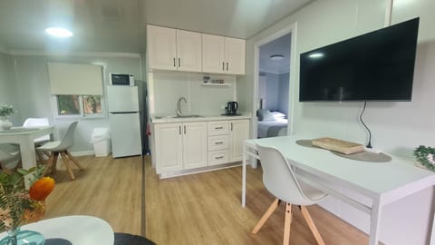 Kitchen or kitchenette, Dining area