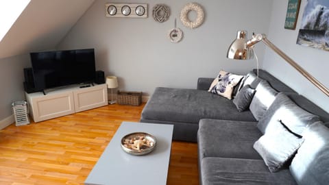 TV and multimedia, Living room, Seating area, Evening entertainment