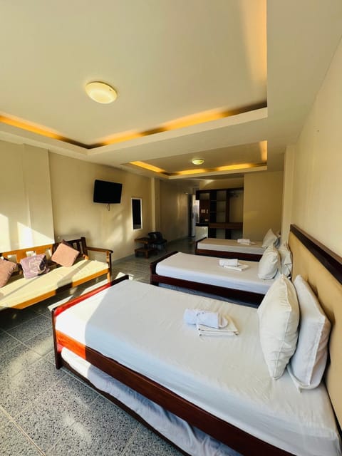 Bed, Photo of the whole room, Seating area, Bedroom