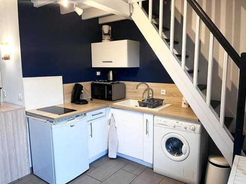 Coffee/tea facilities, Kitchen or kitchenette, microwave, stove, toaster, washing machine