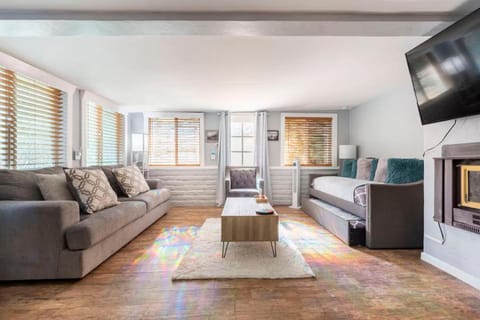 TV and multimedia, Living room, Seating area