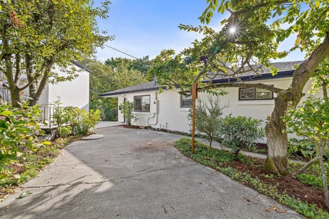 Sunlit & Spacious Seattle Home near Space Needle House in South Lake Union