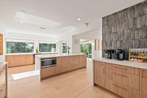 Sunlit & Spacious Seattle Home near Space Needle House in South Lake Union