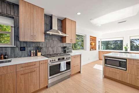Sunlit & Spacious Seattle Home near Space Needle House in South Lake Union