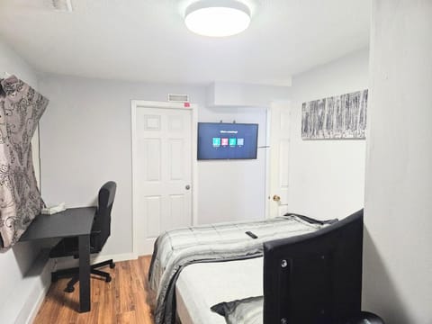 Cozy Room Ensuite Bath & Own Entrance Peaceful Stay Bed and Breakfast in Surrey