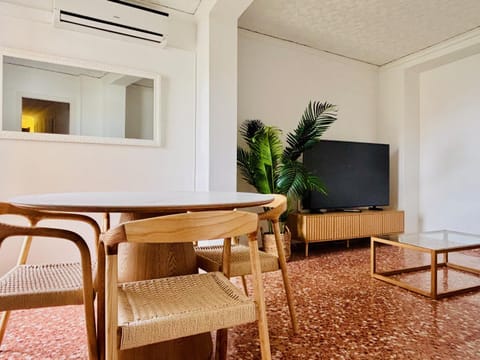 TV and multimedia, Seating area, air conditioner