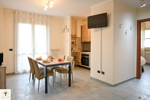 TV and multimedia, Kitchen or kitchenette, Living room, Seating area, Dining area, oven, stove