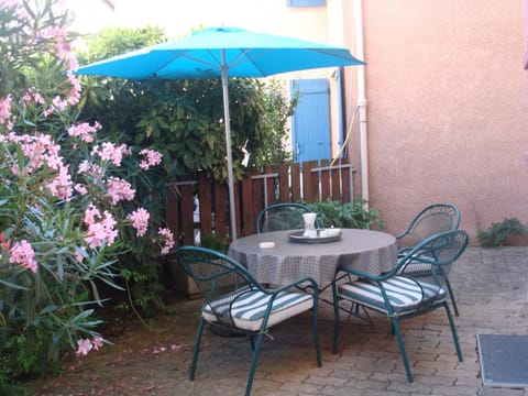 Patio, Day, Balcony/Terrace