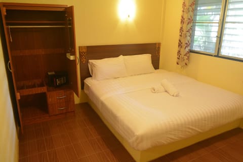 M&M Guesthouse Bed and Breakfast in Ko Chang