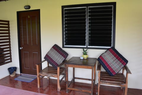 M&M Guesthouse Bed and Breakfast in Ko Chang