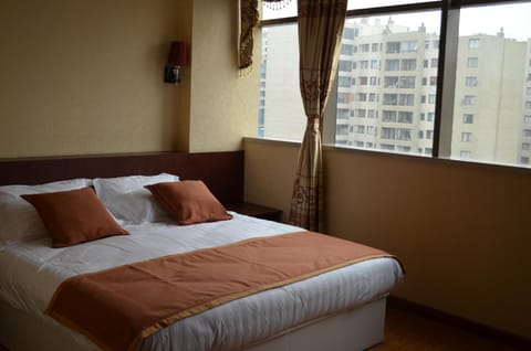 Bed, Day, Photo of the whole room, Decorative detail, On site