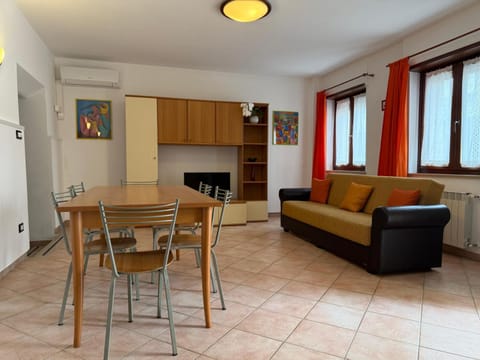 Living room, Lunch