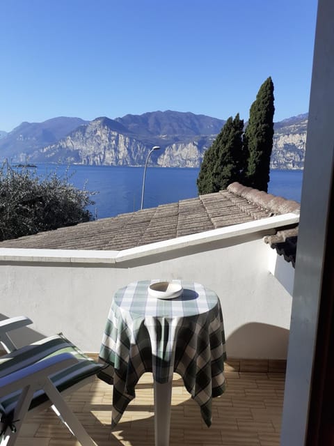 Balcony/Terrace, Lake view, Mountain view