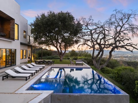 Natural landscape, View (from property/room), Balcony/Terrace, Swimming pool, sunbed
