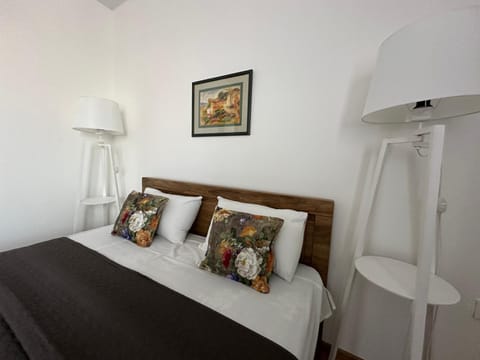 Bed, TV and multimedia, Photo of the whole room, Bedroom, internet, towels, air conditioner