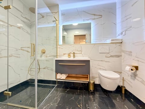Shower, Toilet