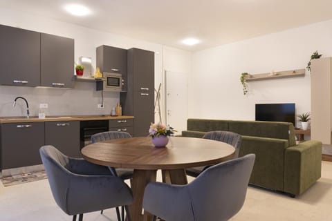 TV and multimedia, Dining area, Lunch, kitchen