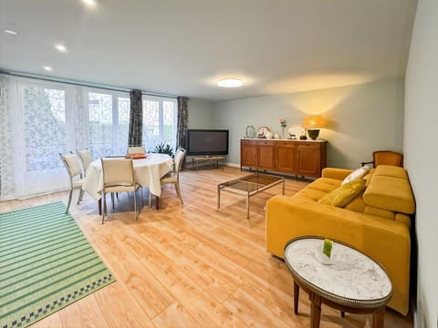 Communal lounge/ TV room, TV and multimedia, Living room, Seating area, Dining area