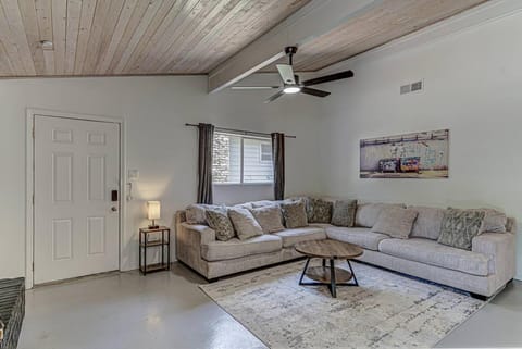 4 BDRM with POOL Prime Location on Lamar Mins to DT House in Zilker