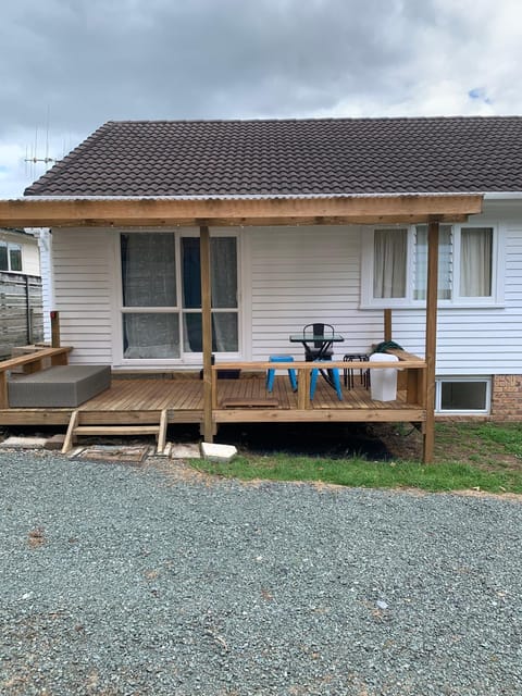 Property building, Balcony/Terrace, Dining area, Parking