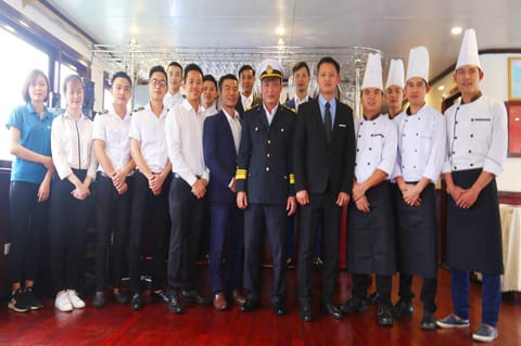 Halong Sapphire Cruises Barco atracado in Laos