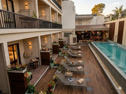 Swimming pool